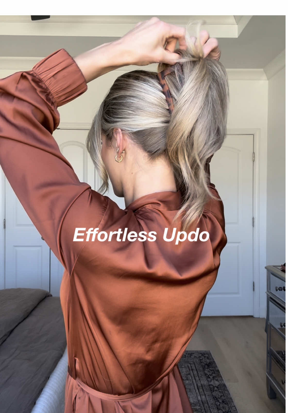 Effortless updo? We’re sat🪑 #updo #hairtutorial #effortlesslook #hairinspo 