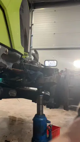 No better feeling than the swing of the sledge that gets the track rod out 🫡 #hamblys #axlerepairs #farmtok #agriculture #agriengineering #serviceengineerlife #femaleagriculturalengineer #dealershiplife #fyp #womaninag #femalemachaniclife #farmgirl #service #machanicgirl #claas #arion 