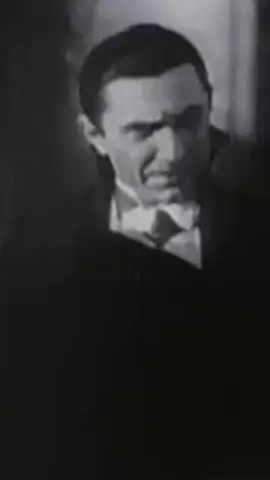 MANSÂO DE BELA LUGOSI, O DRÁCULA, ESTÁ INCRIVEL Bela Lugosi, o primeiro Drácula, em seu auge viveu numa mansão ainda  custando milhões. Comparamos foto dos anos 30 com imagens do Google Maps de hoje.  #cinemaclassico #shorts #universalstudios #CINEMA #COLEÇÃO #CINEMACLÁSSICO #hollywoodgodenage #anosdourdos #Universal #monstros clássico #vampiro #dracula #todbrownig #mansão