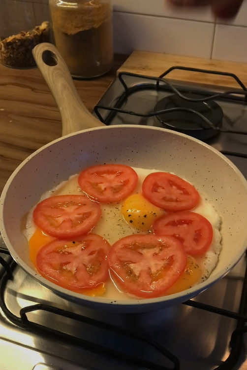 É só isso mesmo.  OVOS, TOMATE, QUEIJO, ORÉGANO UM BOM PÃO NA FRIGIDEIRA e COMO SEMPRE LARANJA, MAÇÃ. 🍅🍊 🍳 🍞 DE TEMPEROS , SAL , PIMENTA DO REINO e como disse logo acima orégano.  - - - -#receita #receitas #receitasimples #cafedamanha #cafedamanhã #comidasaudavel #emagrecimento #emagrecimentorapido #foco #foconoobjetivo #foconadieta #alimentacaosaudavel #disciplina #discipline #viral_video #viralvideos #viraltiktokvideo #viralvideotiktok #viralvideo🔥 