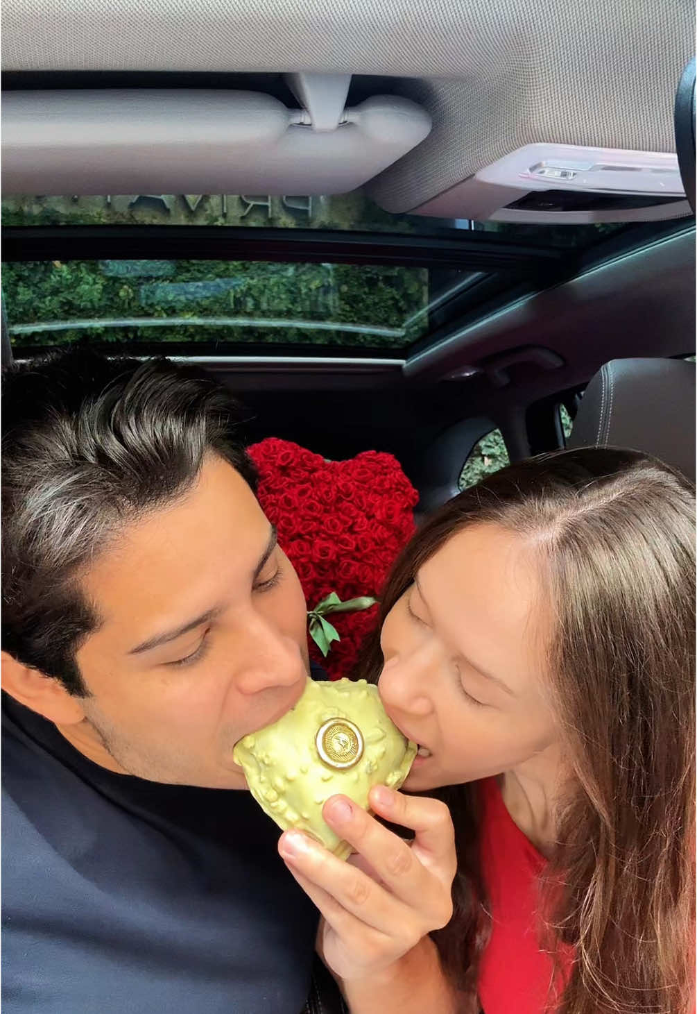 Menu Valentine’s Day LIBERADO ❤️‍🔥😍 Esse é o Duo Corações + Rosas Naturais  Coração Dubai + Coração Amarena  SURREAL DE DELICIOSO 🫶🏼 Encomende já o seu no site, link na Bio e nos stories  #ValentinesDay