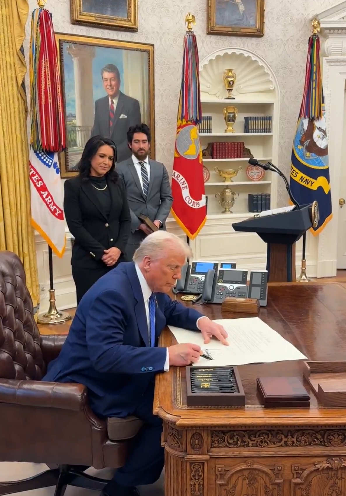 BREAKING: President Donald J Trump in The Oval Office at The White House this afternoon officially signing Tulsi Gabbard’s Commission to be Director of National Intelligence! MAKE INTELLIGENCE GREAT AGAIN! @potus @teamtrump @trumpwarroom @whitehouse @tulsigabbard 📸: @margomcatee 🇺🇸🇺🇸🇺🇸🇺🇸🇺🇸