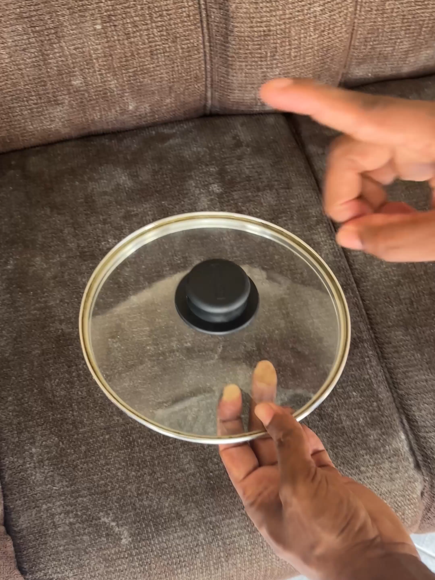 The Lid Trick That Effortlessly Removes Dirt from Your Sofa! 🚀#fyp #usa #fypシ