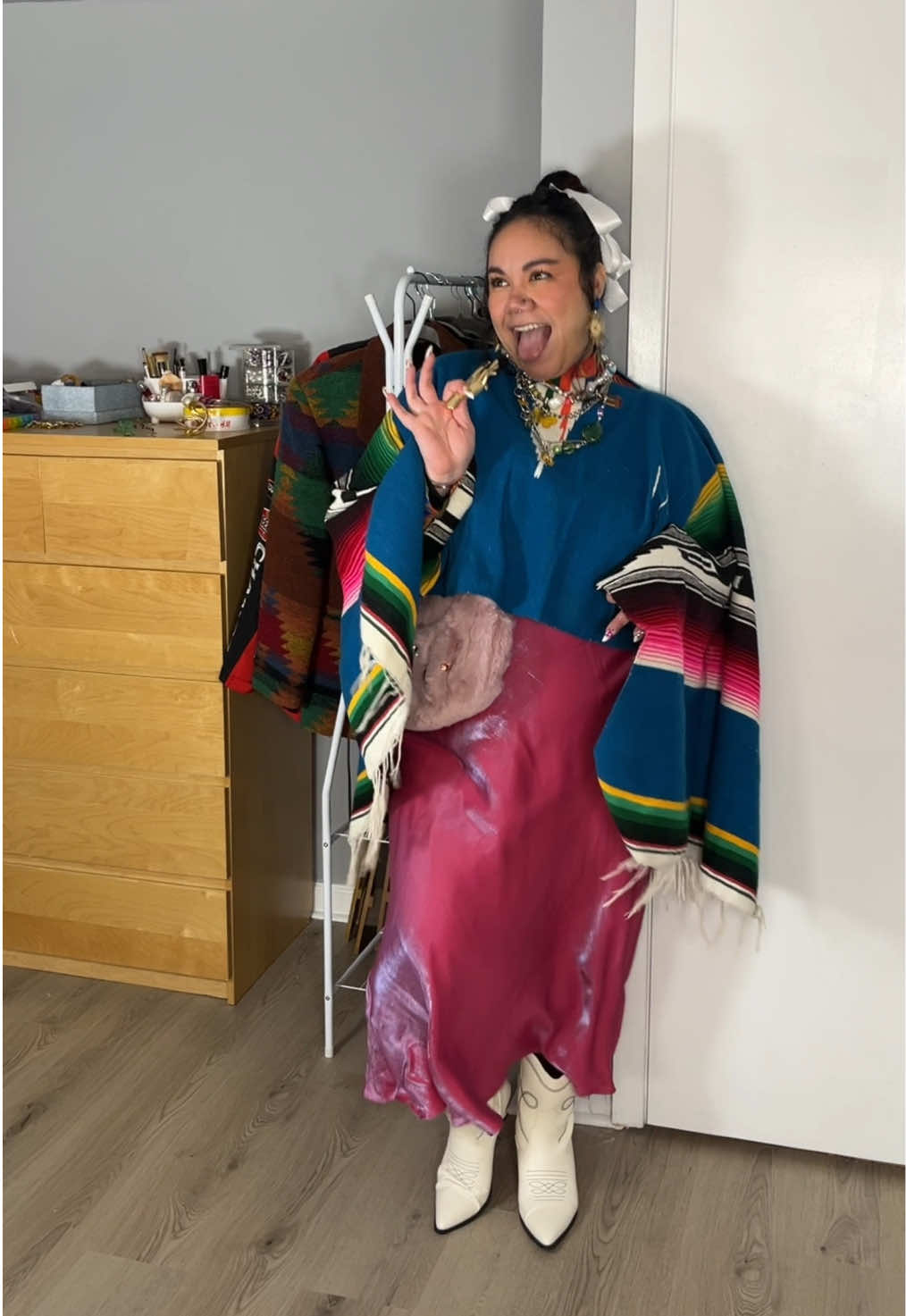 Outfit para la #NYFW 2025 invierno, frío y mucho color y descolonización de la moda con mi poncho a huevooooo 