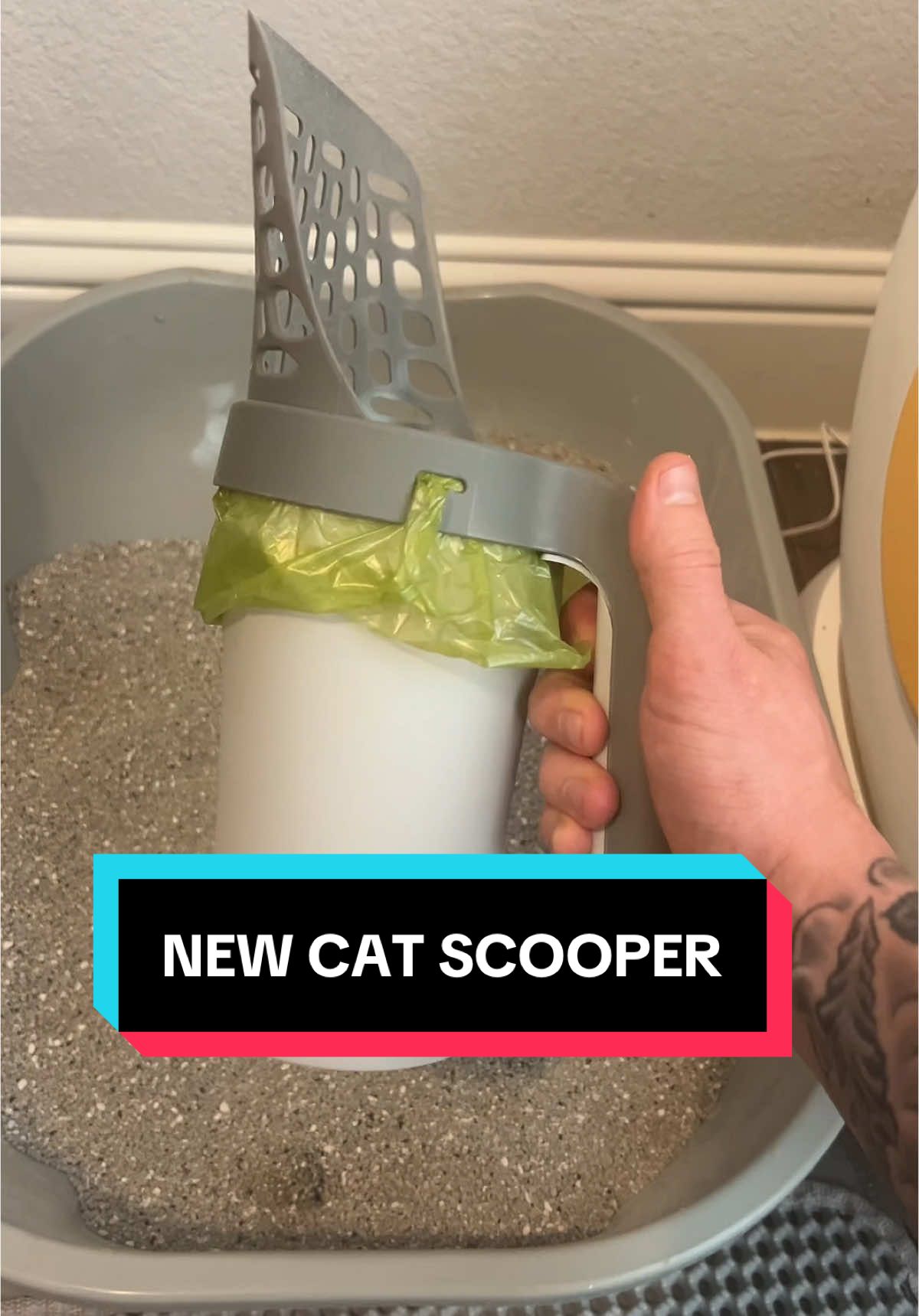 Technology is changing so fast 😳 #catsoftiktok #litterboxhack #scoopasmr #cattok #litterscooper #tiktokshopfinds 