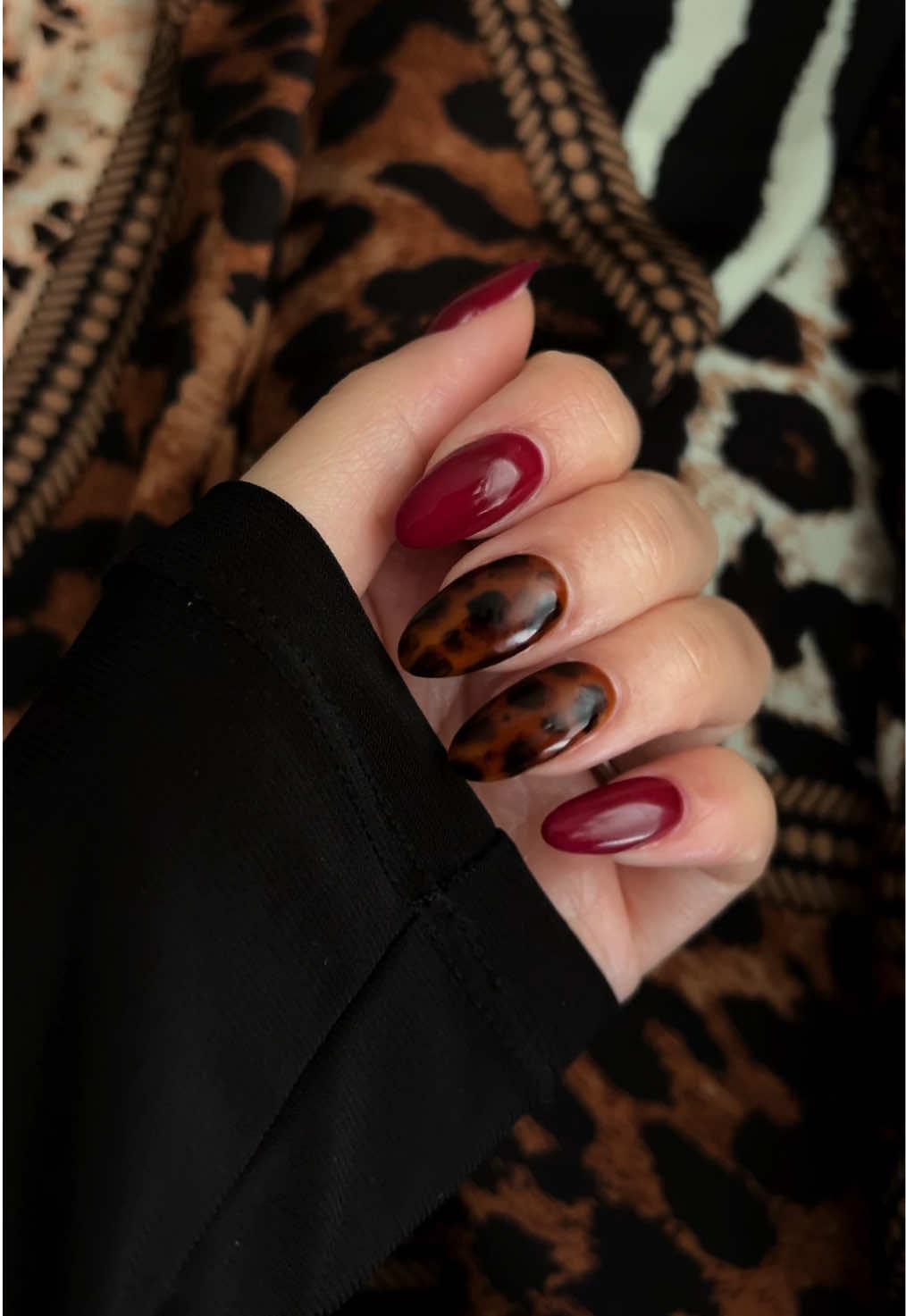maroon + tortoise nails 🥀🤎 @Onyx Artistry, Inc #nailart #nailinspo 