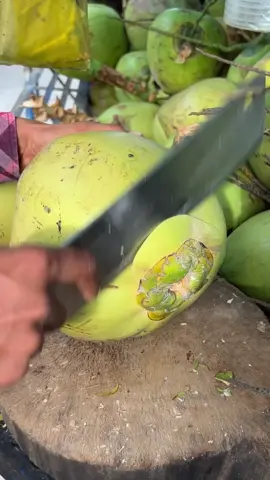 potong kelapa dengan pisau tajam #satisfying #asmr #coconut #fyp 