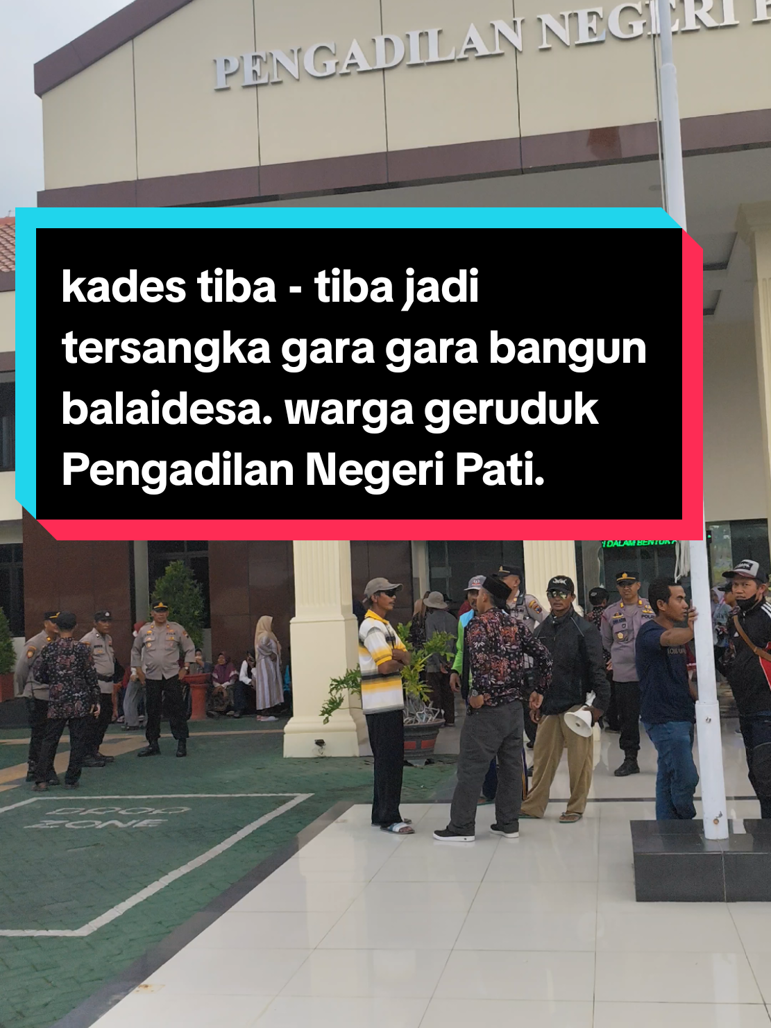 puluhan warga desa sambirejo, kecamatan gabus kabupaten pati Jawa tengah menggeruduk kantor Pengadilan Negeri Pati kamis (13/2/2025). mereka menuntut kades mereka dibebaskan. karena tiba tiba menjadi tersangka atas kasus pembangunan balai desa. #news #patihits #rakyat #beritaviral #aksidemo #fyp #aksi #sambirejo #kadestersangka #aksiwarga #pnpati #keadilan #beritapati #pati #fyppppppppppppppppppppppp 