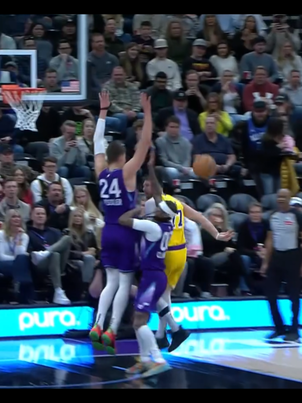Luka starts to show his insane pass to his new team! Luka to reaves for three👌🏀 #foryoupage❤️❤️ #fypage #fypシ #fyp #fyppppppppppppppppppppppp #foryou #foryoupage #NBA #basketball #lakers #lakersnation #lukadoncic 