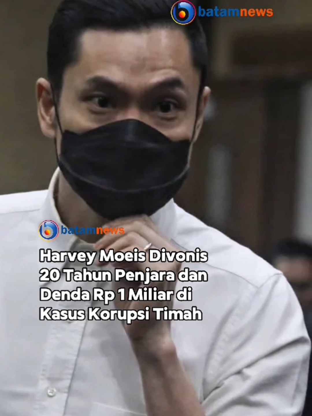 Majelis Hakim Pengadilan Tinggi Jakarta menjatuhkan vonis 20 tahun penjara kepada Harvey Moeis, suami aktris Sandra Dewi, atas kasus korupsi tata niaga komoditas timah. Vonis ini jauh lebih berat dibandingkan putusan pengadilan tingkat pertama yang hanya menghukum Harvey 6,5 tahun penjara. Selain hukuman badan, ia juga diwajibkan membayar denda Rp 1 miliar dan uang pengganti Rp 420 miliar. Jika tidak mampu membayar, harta bendanya akan disita, dan ia berisiko mendapat tambahan hukuman 10 tahun penjara. Hakim menilai vonis ini layak mengingat besarnya kerugian negara yang mencapai Rp 300 triliun. #kasustimah #harveismoeis 