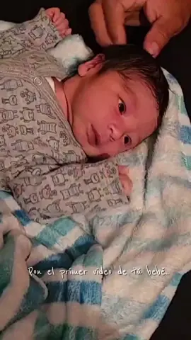 Tan grande mi gran amor. Pensar que hace unos cuantos dias apenas estábamos saliendo del hospital y ahora es un niño grande y fuerte, amado por sus padres. Siempre será mi pequeño gran amor♡ #CapCutFamília #CapCutAmor #CapCut #vyral #baby #100añoscontigo❤ #Love 