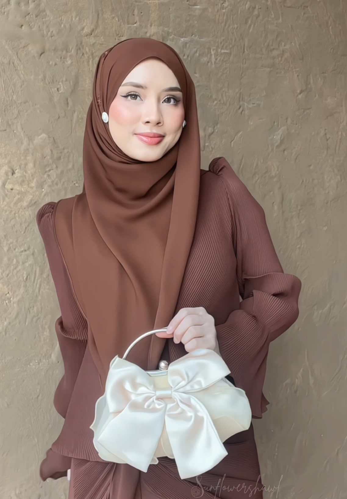 Rasanya warna rust brown ni paling laju sold out nanti! Sebab cantik sangatt😭 stay tuned 8pm tauu✨ #shawlsulam #embroideryshawl #diaryshawl #tudungraya #raya2025 