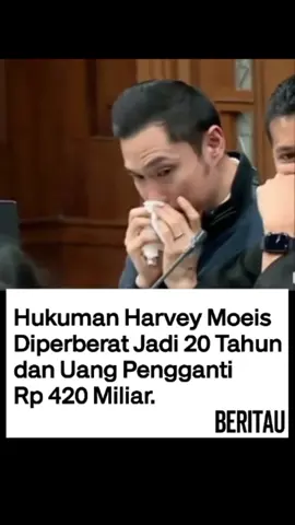 Pengadilan Tinggi (PT) DKI Jakarta memperberat hukuman Harvey Moeis dari 6,5 tahun menjadi 20 tahun penjara dalam kasus korupsi tata niaga timah. “Menjatuhkan pidana kepada Harvey Moeis selama 20 tahun dan denda sebesar Rp 1 miliar subsider 8 bulan kurungan,” ujar hakim Teguh Harianto dalam sidang di PT Jakarta, Kamis (13/2/2024). Kasus ini terkait dugaan korupsi yang menyebabkan dampak kerugian ekologis sebesar Rp300 triliun. Namun, Majelis hakim menyebutkan bahwa uang yang secara langsung dinikmati oleh Harvey Moeis berjumlah Rp210 miliar. Selain hukuman penjara, hukuman uang pengganti juga diperberat, dari Rp210 miliar menjadi Rp420 miliar. Jika Harvey tidak dapat membayar uang pengganti, hukumannya akan bertambah 10 tahun penjara. Kejaksaan Agung sebelumnya mengajukan banding atas vonis 6,5 tahun yang dinilai terlalu ringan, sementara jaksa menuntut 12 tahun penjara. Hakim Teguh menegaskan tidak ada faktor yang meringankan hukuman, “Hal meringankan, tidak ada.” Jika uang pengganti Rp420 miliar tidak dibayar dalam satu bulan setelah putusan berkekuatan hukum tetap, harta bendanya akan disita.