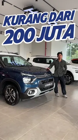 Punya budget di bawah 200 juta? Kamu bisa bawa pulang mobil Eropa nih, Citroën C3. Dengan harga yang terjangkau, mobil ini punya bantingan suspensi yang nyaman banget, jadi perjalanan jadi lebih enak. Gak cuma itu, sekarang speedometer-nya udah digital, jadi tampilannya lebih modern dan mudah dibaca. Power window juga udah ada, jadi lebih praktis. Buat yang sering bawa anak, jangan khawatir, karena di baris kedua sudah ada ISOFIX, jadi tinggal colok aja kalau pakai child seat. Ruang bagasinya juga cukup lega untuk membawa barang-barang keluarga. Yang paling menarik, semua fitur keren ini dibanderol dengan harga 189,9 juta aja! #citroenc3 #citroenindonesia #mobilbaru #moladin 