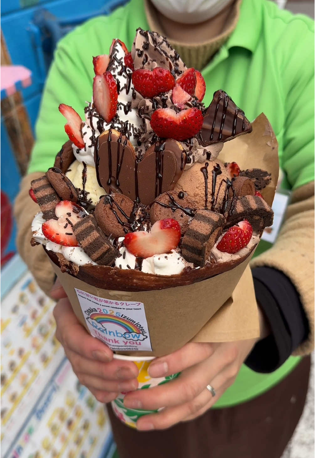 チョコまみれのデカクレープ😋 ハートづくしのWチョコアイスギガ盛り 2800円 チョコを混ぜた生地にチョコロールケーキやチョコアイスなどふんだんにチョコが使われています！ イチゴとチョコの組み合わせが最高でボリュームもあってチョコ好きにはたまらないクレープです！ 🍚店名: Rainbow 住所: 大阪府泉大津市田中町9-21 泉大津中央商店街 最寄駅: 泉大津駅から徒歩3分 営業時間: 14:00〜20:00 定休日：月曜日、火曜日 #大阪グルメ#Japanesefood#tiktokfood