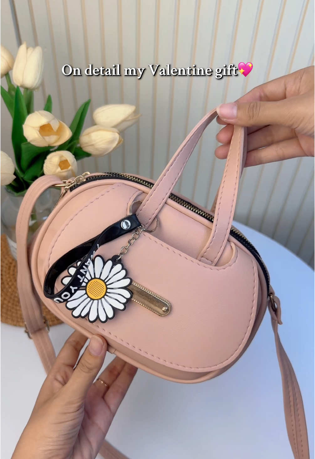 dapet kado velentine isinya tas lucu ini💕🫶🏻 #kadovalentine #jelajahromantis #slingbagmini #tasselempang #rekomendasikado #fyp #viral 