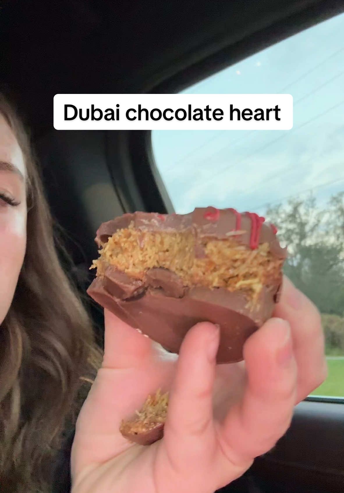 The filling on this Dubai chocolate heart was soo good🤤🤤  #dubaichocolate #dubaichocolatebar #tiktokshopcreatorpicks #TTSDelightNow #ttslevelup #tiktokshopjumpstart #tiktokshoploveatfirstfind 