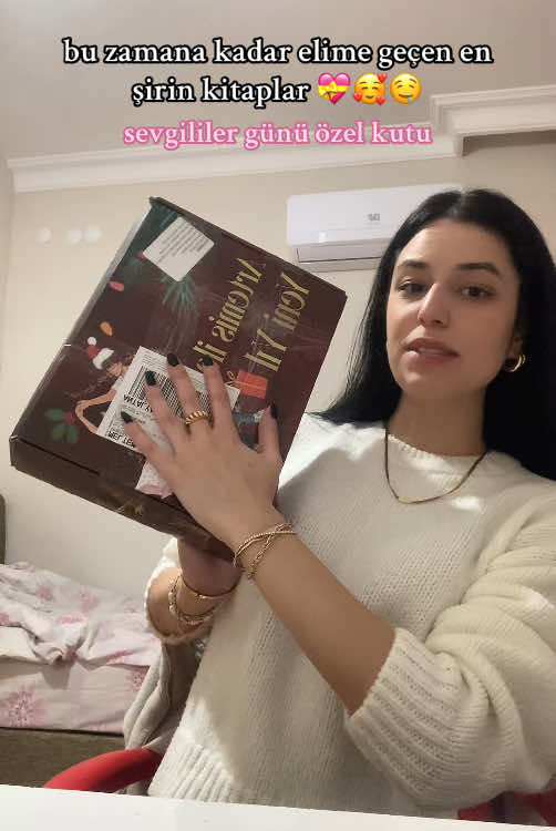 ayyayy reklam değil hediye 💝 @Artemis Milenyum @ArtemisYayinlari @alfakitap #ValentinesDay #BookTok #valentinesdayedition #bookstan #booktokturkey #booktoktürkiye #bookhaul #bookmail #unboxingvideo #unboxingasmr #bookstagram #booklover #bookaddict #bookish #keşf #kargoaçılımı #kitapönerisi #sevgililergünü #hediye #hediyekutusu 