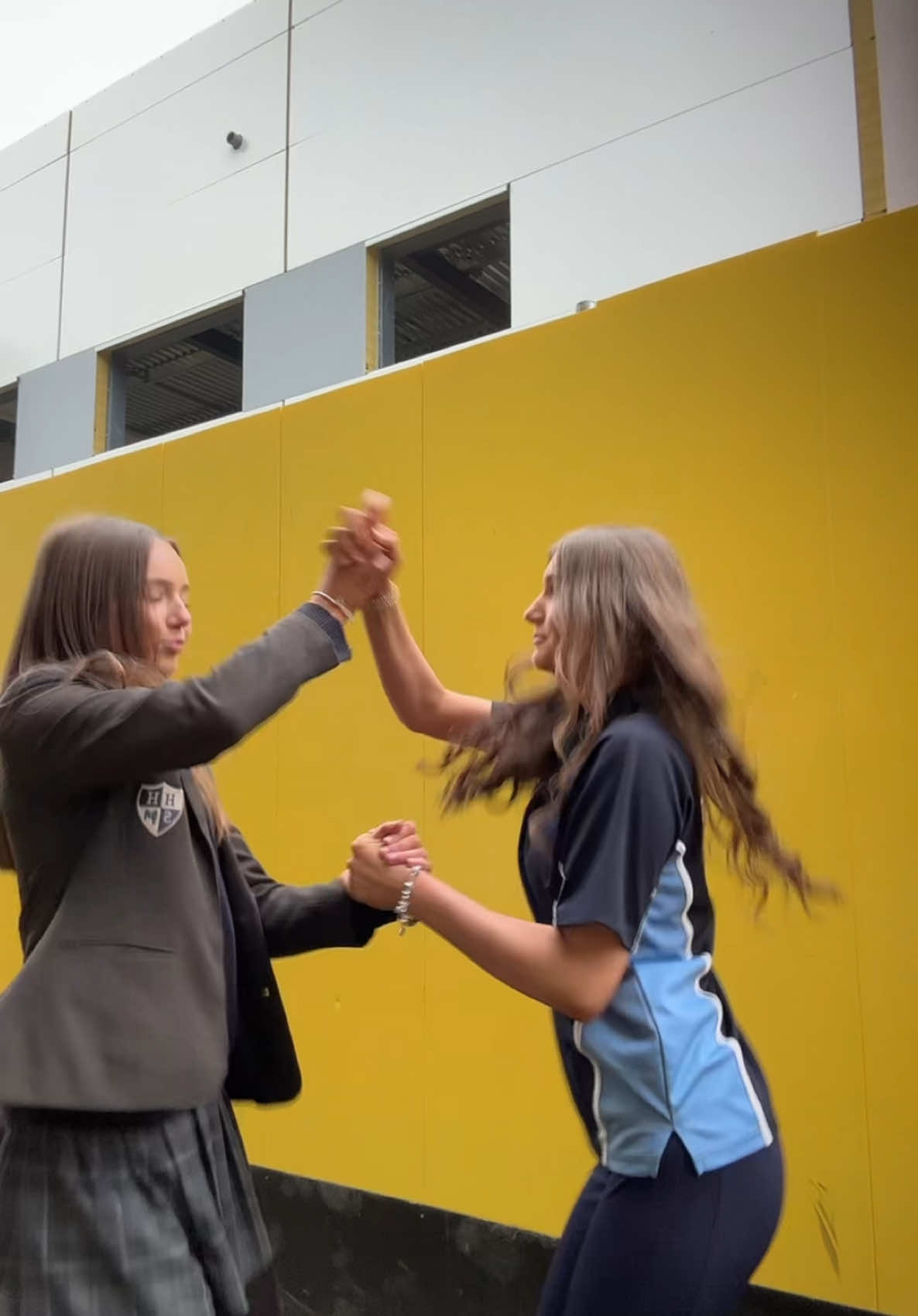 stop the cap I ate @𝐙𝐀𝐇𝐈𝐃𝐄 #zahide #stopthecap #dancers #dancin #twins #sophandizzv #weate #german #english #england #fyp #viral #foryoupage #blowup? 