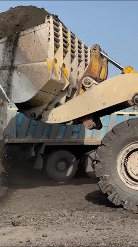 Such A Big Guy #megamachineschannel #truck #TRUCKS #wheelloader