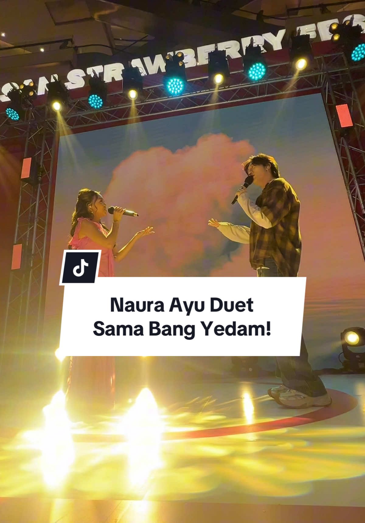 Kali ini kameramen ikutan salting..... Gemes banget dikasih surprise penampilan duet dari @naura ayu & @BANG YEDAM bawain lagu Best Part malam ini di Kota Kasablanka. Penontonnyaaaa pada histeris aaaaaaaa 🤣 #NauraAyu #BangYedam 