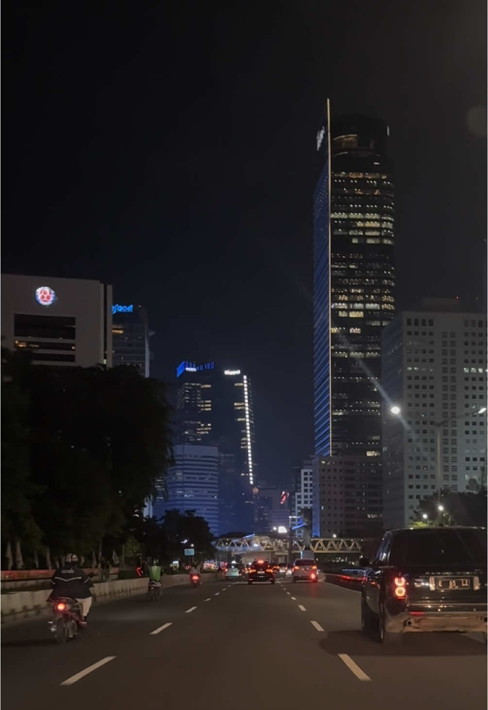 Jakarta.. after office hour #citylights #jakarta #jakartacity #afteroffice #koz #fyp #iphonevideography #fypシ゚viral #laguviral #jakartacitylight #citynight #citylightsjakarta #jakartanight #jakartapusat #jalansudirmanjakarta 