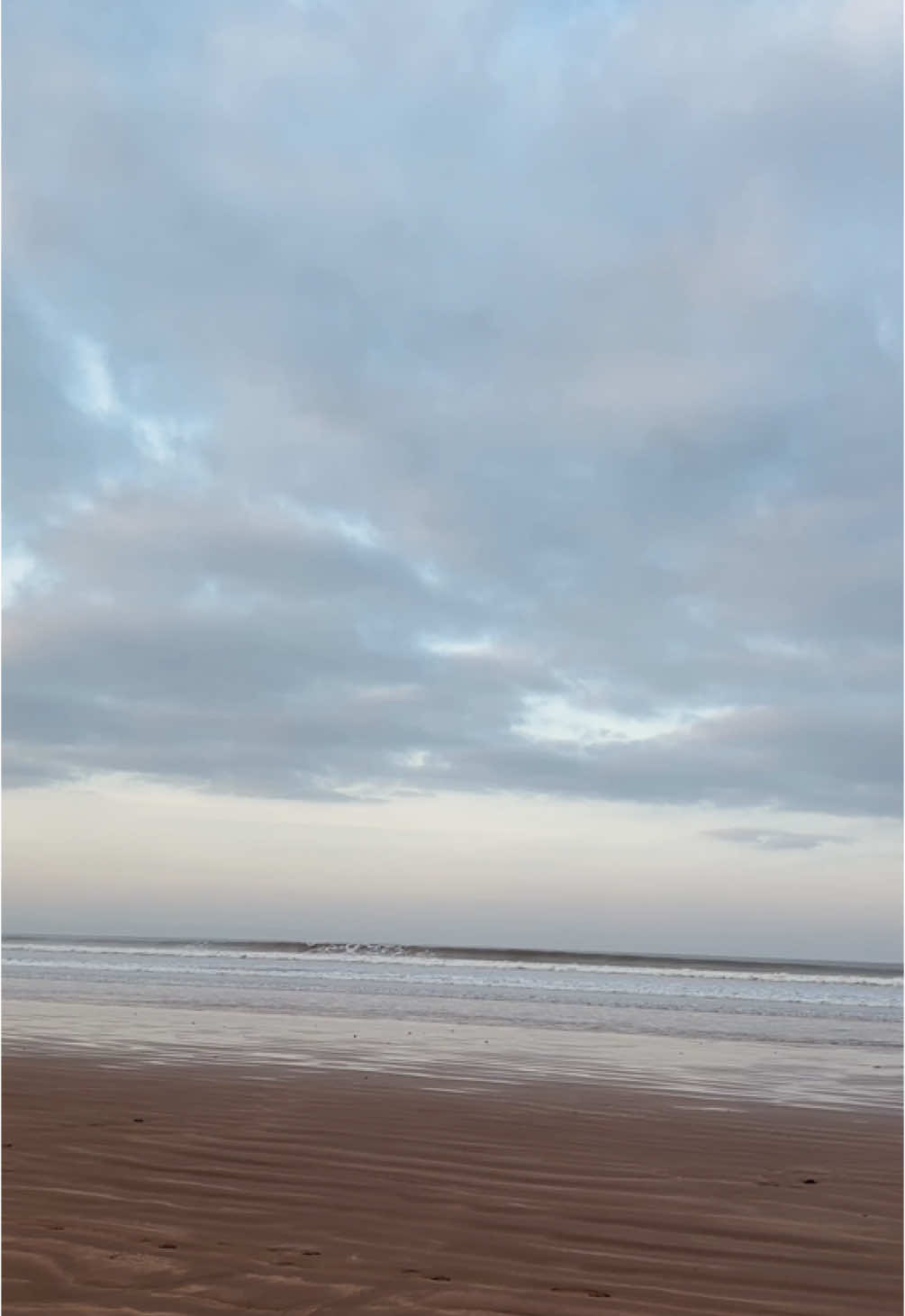 Morning beach walks are good for the soul🐚 #knellelodge #sauntonbeach #sauntonsands #staycation #holiday #beach #northdevon #seaside #sauntonsurf #northdevon #dogsofinstagram #dogstaycation #dogfriendlyaccommodation #dogfriendly#creatorsearchinsights 