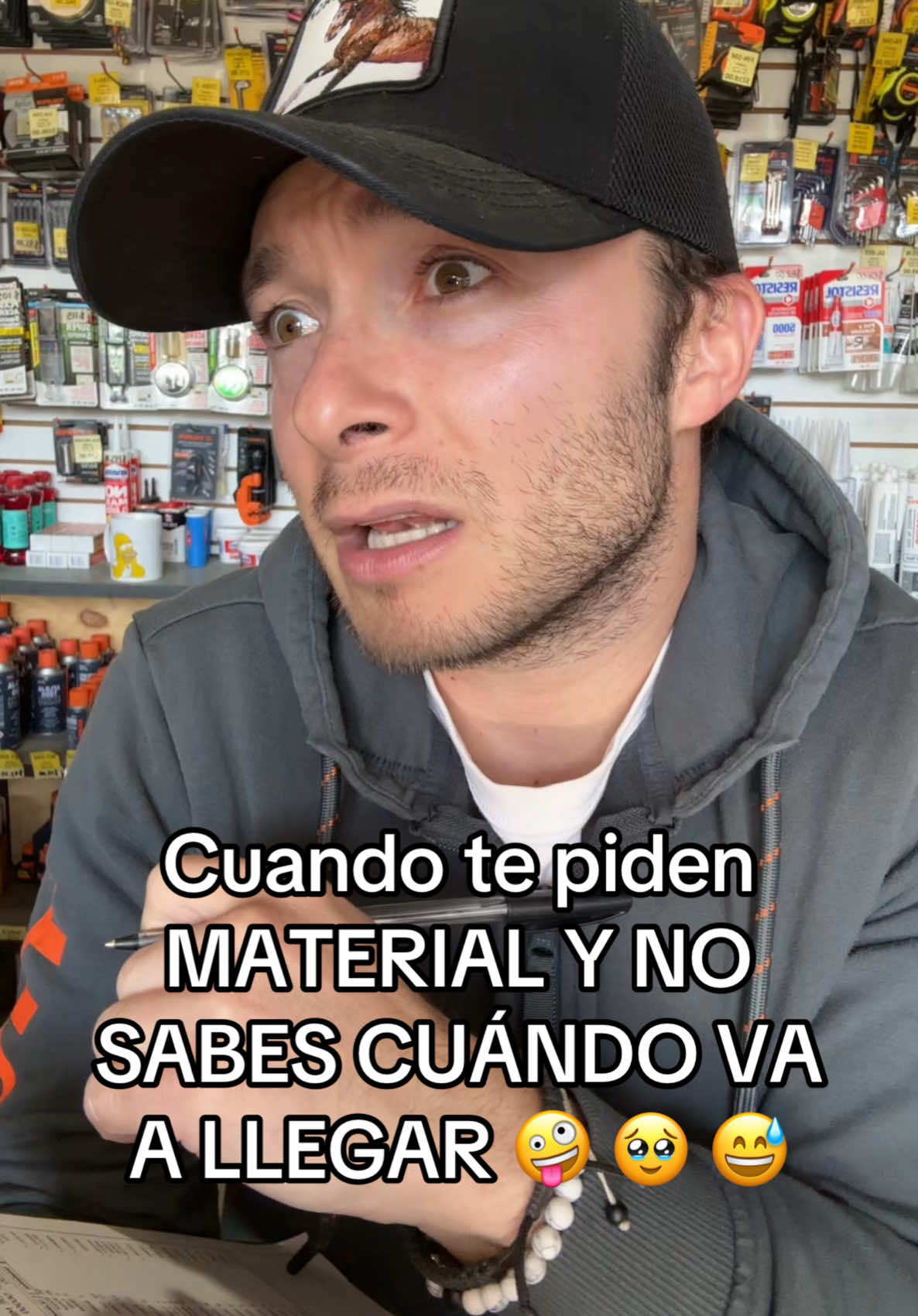 Cuando te piden materia Y NO SABES CUÁNDO VA A LLEGAR 🤪 #ferreteriaelvolcan #ferreteria #cuandoestaralisto #humortiktok 