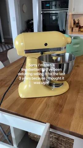 Not to mention that it immediately starts mixing when I plug it in and also starts smoking if I use it for too long!!! (But this bitch isn’t going ANYWHERE NOW) #kitchenaid #kitchenaidmixer #butteryellow #butteryellowkitchenaid #kitchenaidcoloroftheyear 