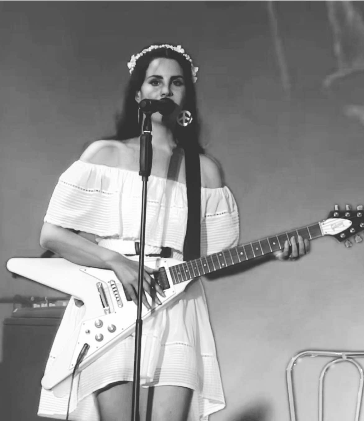 31- Lana singing Video Games with her guitar!! This is from 2016 live at Vieilles Charrues. I really like this concert so I thought it would be nice to share it with you! #lanadelrey #lanadelreyconcert #lanadelreylive #lanadelreytok 