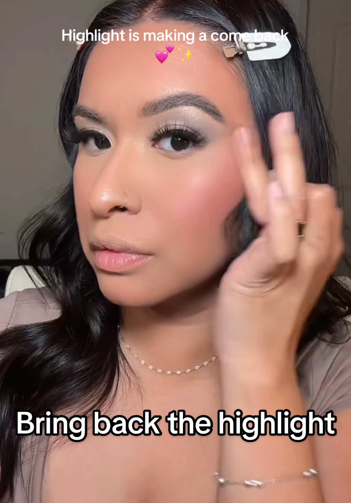 So happy to see highlight is coming back in style 🔥  @loréal paris usa LE GLASS HIGHLIGHTER STICK 610 #highlight #lorealparis #makeup #grwm #MakeupRoutine 