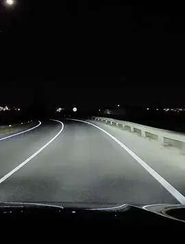 Conduce con precaución, especialmente en zonas rurales y durante la noche. En el vídeo se puede ver como un coche choca con un jabalí, por lo que es importante estar atento a la carretera.  #archena #carretera  📹seniors_digita