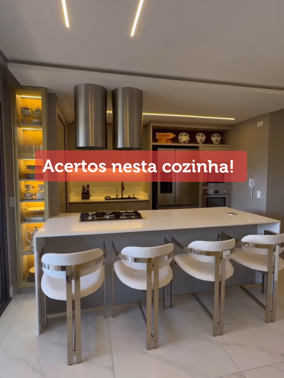 Acertos neste projeto de cozinha! © @marianarivabem.arq e @Bruna Verona  #cozinha #cozinhaplanejada #marcenaria #marcenariainteligente #portatempero #torredetomadas #arquiteturadeinteriores #kitchendecor #kitchen #kitchendesign 