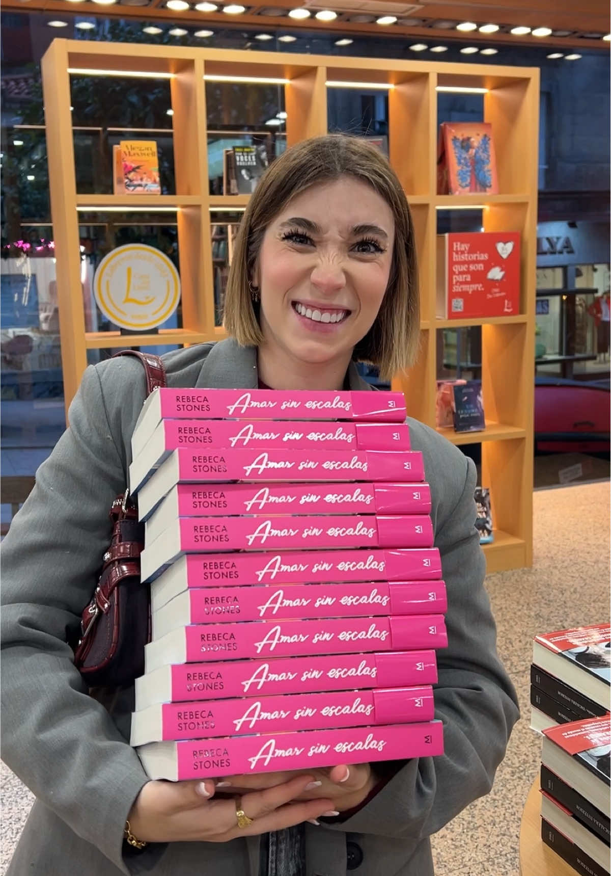 BUSCANDO MI NUEVA NOVELA EN LIBRERÍAS POR PRIMERA VEZ!! 😭💗✈️🌷 “Amar sin escalas” ya está disponible en toda España!! Y también online en Amazon (en kindle y también en audiolibro) OMGGGGG!! POR FIN POR FIN!!  #BookTok #libros #libro #leer #lectura #amarsinescalas 