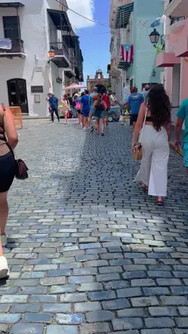 Walking 🚶🏻‍♂️⛲️🏫 #puertorico #isla #isladelencanto #puertorico🇵🇷 #enjoylife #livingmybestlife #livingmybestlife #chilling #vive #fun #walking #sanjuan #happiness #happiness #street #calles 