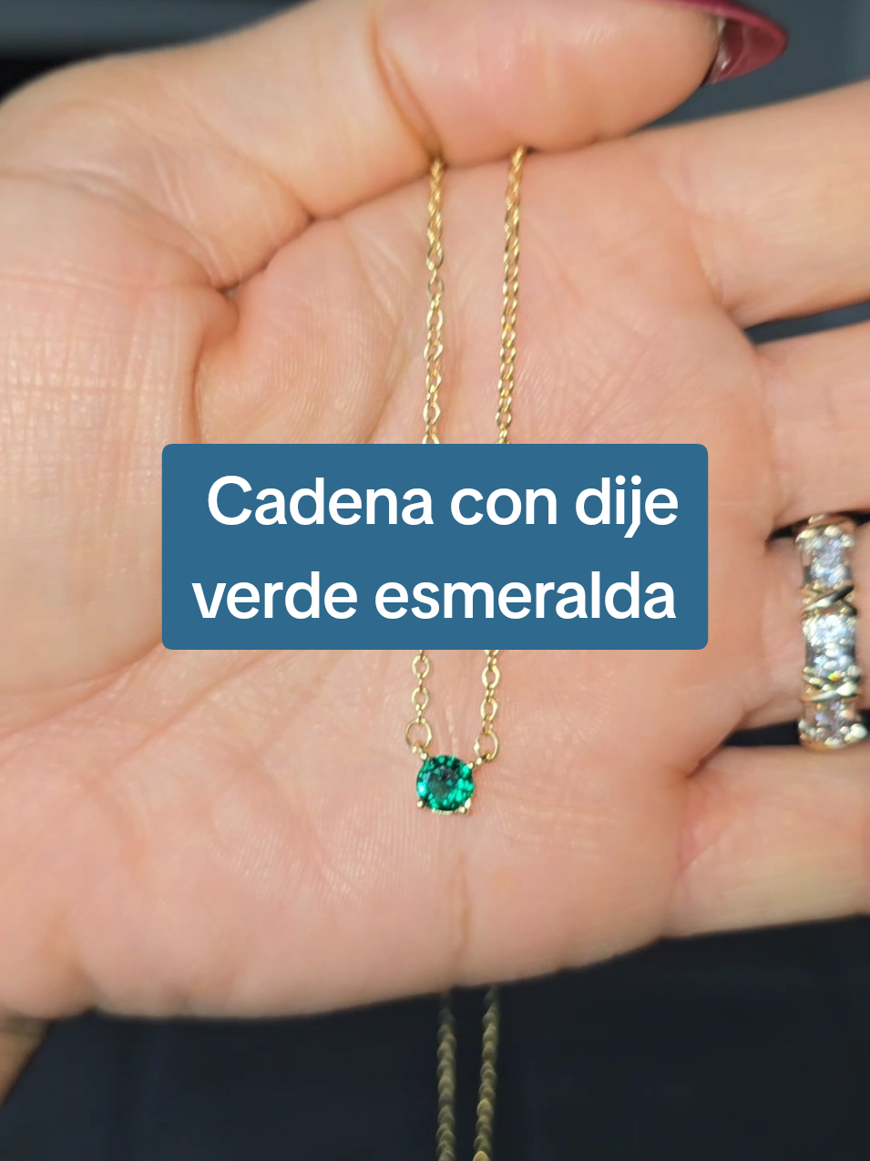 Cadena con dije verde esmeralda, regalos de San Valentín, Cadena minimalista, Joyería discreta, Joyería de Fantasía, Kyerlyn 14K Gold Plated Necklace, Jewelry. #jewelry #Joyería #accessoriosdorados #verdeesmeralda #joyeriadefantasia #regalosoaraella #giftsforher #kyerlyn #minimalistjewelry 