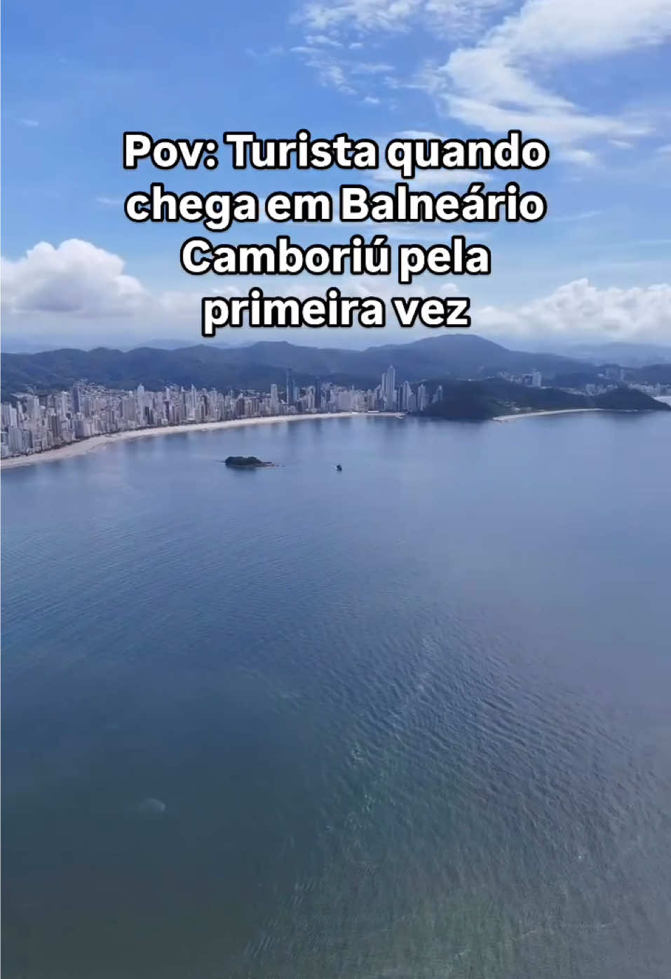 🌟 POV: Turista chegando em Balneário Camboriú pela primeira vez… 🌊✨ De repente, você se vê diante de praias deslumbrantes, arranha-céus à beira-mar e uma vibe que mistura diversão e tranquilidade. 😍 Quem nunca sonhou em explorar cada cantinho dessa cidade maravilhosa? #balneariocamboriu #turismosc #viagemdossonhos #primeiravez #descubrasc #destinosimperdiveis #viajarépreciso #dicasdeviagem