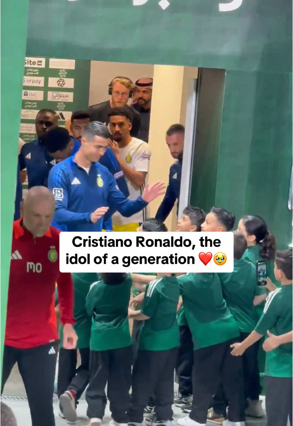 A simple high five made all of these kids day. Wholesome 🥹👏🏽 (X: OLYAN15K) #wholesome #respect #legend #AlNassr #alnassrfc #saudiarabia #saudiproleague #cristianoronaldo #cristiano #cr7 #ronaldo #goat #idol #risingballers #legend #fyp #football #footballtiktok #4u 