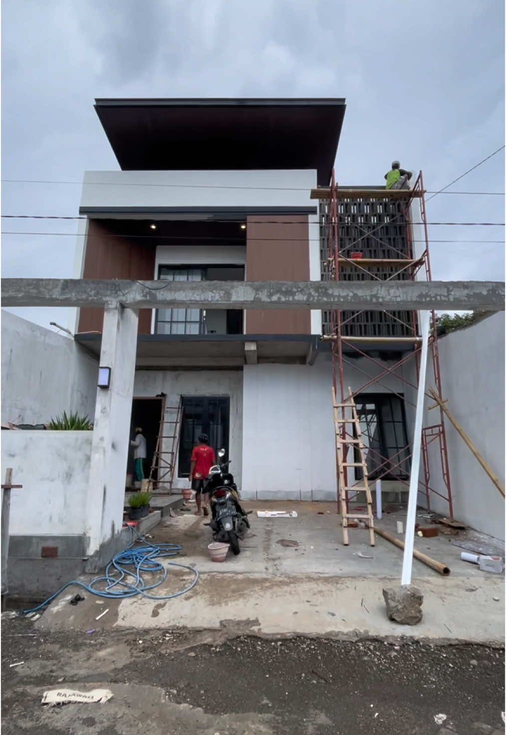 9 bulan proses pembangunan rumah dirangkum dalam beberapa detik 😅😅 MasyaAllah kangen masa2 itu, kangen riewehnya, kangeen semuanyaa .. alhamdulillah sudah terlewati 😇🙏 Untuk teman2 yang sedang berjuang mudah2an selalu dimudahkan sma Allah 🤲😇. Jangan lupa sllu berdoa, berusaha, dan jangan berputus asa karena hasil akhir kita pasrahkan sama yg bikin hidup (Allah) 😇😇🤲 tetap semangat yaaaaa 🥰🥰🥰🥰 #rumahminimalis #rumahminimalismodern #rumahmodern #rumahmodernminimalis #rumahku #pembangunan #proses #prosespembangunanrumah #allohummabarik #masyaallahtabarakkallah 