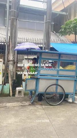 Mie Goreng Jawa buka tiap hari katanya libur kalo puasa, lebaran dan hari kiamat. Lokasinya ini samping SMA KATOLIK RAJAWALI yang ada banyak penjual ikan