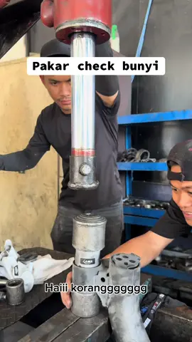 Asyik bazir tukar seketul🧐jangan bazir” dah ya😍 #lowerarmbush #pakarcheckbunyi #undercarraigespecialist #fyppppppppppppppppppppppp #fyp #majuniagaautohq #majuniagaauto #foreman 