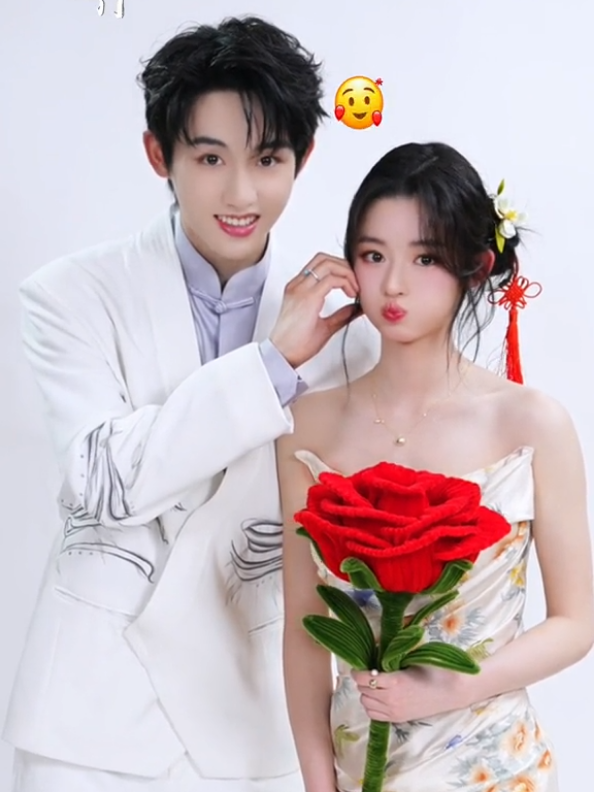 Winwin where did you get that big rose🌹??😭 #winwin #dongsicheng #huangyangtiantian #perfectmatch #cdrama #chinesedrama #fyp 