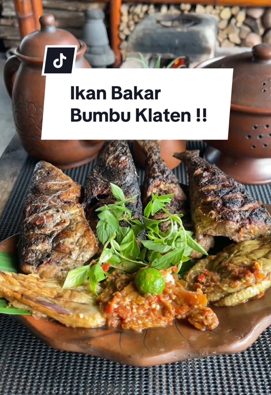 Ikan Bakar Bumbu Klaten !! 📌 Bahan 1 ( Marinasi ikan ) : - Ikan 2 ekor - Garam 1 sdm - Jeruk nipis 1 buah 📌 Bahan 2 ( Bumbu Halus ) : - Merica ½ sdt - Ketumbar 1 sdt - Bawang merah 4 siung - Bawang Putih 2 siung - Kemiri sangrai 3 butir - Garam ½ sdt 📌 Bahan 3 ( Kuah Celupan / Olesan ) : - Santan 200 ml - Sere 1 batang - Daun salam 1 lembar - Daun jeruk 2 lembar - Gula merah 1 sdm - Air asam jawa 1 sdm 📌 Bahan 4 ( Sambal ) : - Terong 2 biji ( dibakar ) - Tomat 3 biji - Cabe rawit merah 15 biji - Terasi bakar 1 sdt  - Garam 1 sdt - Penyedap ½ adt - Jeruk limau 1 buah #ikanbakar #ikanbakarbumbuklaten #resepmasakan #masakantradisional