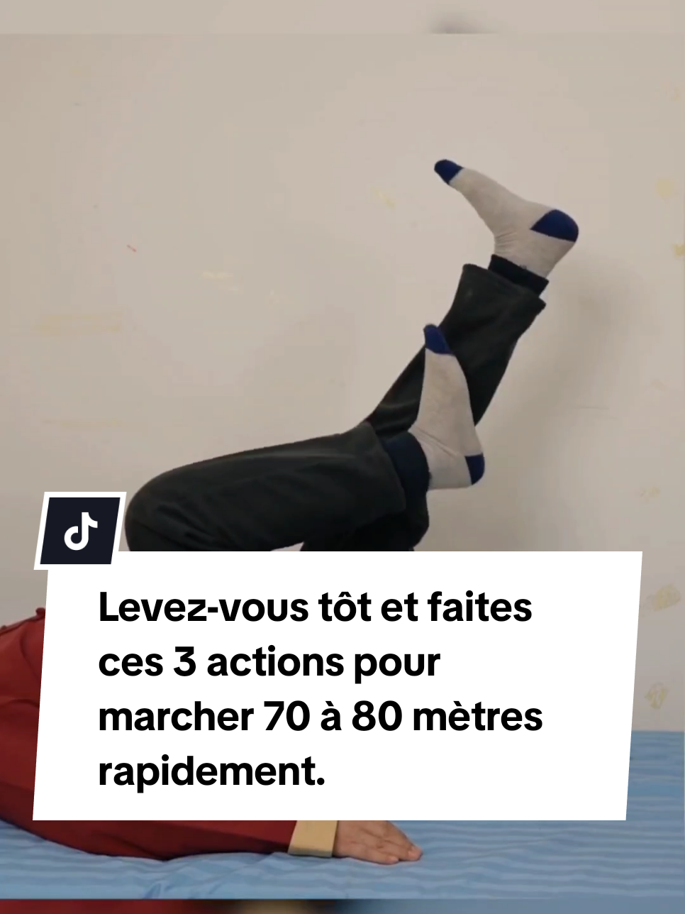 Levez-vous tôt et faites ces 3 mouvements, et vous pourrez marcher à 70 ou 80  Lorsque vous vous réveillez le matin, ne vous précipitez pas pour vous lever. Faites ces trois exercices au lit. Votre taille, vos hanches et vos jambes seront exercées très confortablement et vous marcherez avec énergie, à 70 ou 80 minutes de marche aussi vite que le vent. Enregistrez-le, apprenez-le et pratiquez-le tous les jours !  1. Tenez l'arrière de vos cuisses avec vos deux mains et balancez vos jambes de haut en bas. Faites 30.  2. Poussez alternativement vos jambes vers le haut avec une jambe et faites 20 répétitions.  3. 20 vélos aériens. Pratiquez lentement chaque matin et vos jambes et vos pieds iront de mieux en mieux. Faites attention à Zuyitang et évitez les détours