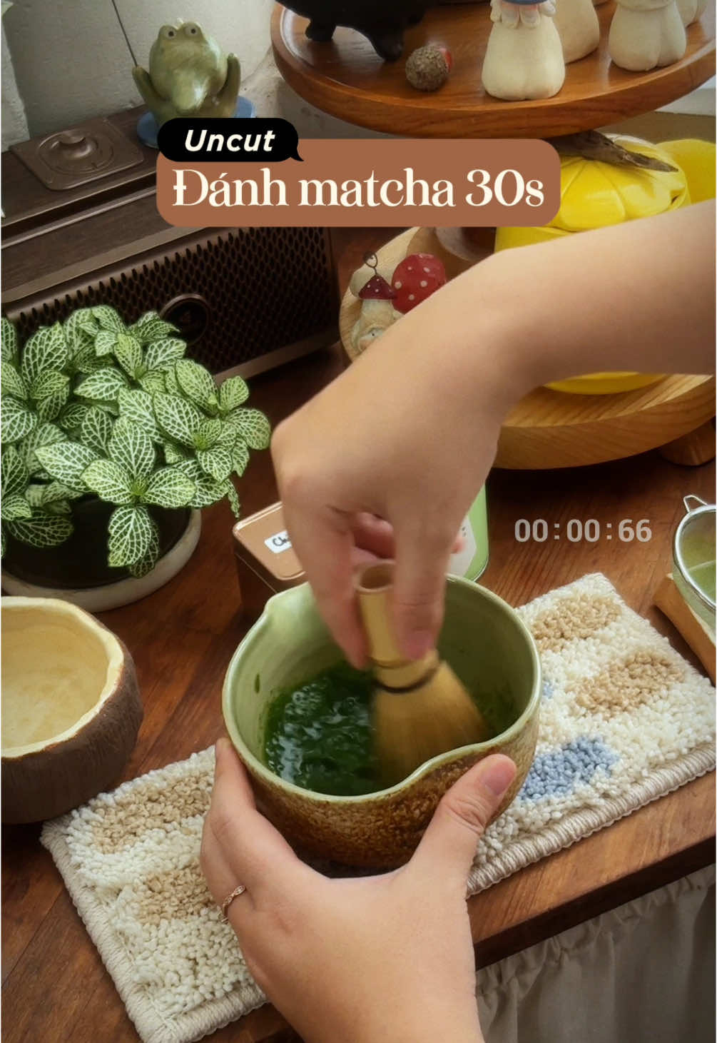 Trưa nay trong lúc choè máy render thì rảnh xíu chạy lên pha cốc Matcha latte, sẵn tiện lên luôn quả clip uncut đoạn đánh Matcha 30s. Để có thể thưởng thức Matcha được trọn vẹn, mọi người chỉ nên đánh tầm 30s thui nha, đánh quá lâu cũng dễ làm Matcha bị đắng/chát á.  #Bếptrênsânthượng #haniizme #Vlog #cozykitchen #matcha #hanimatchadate 