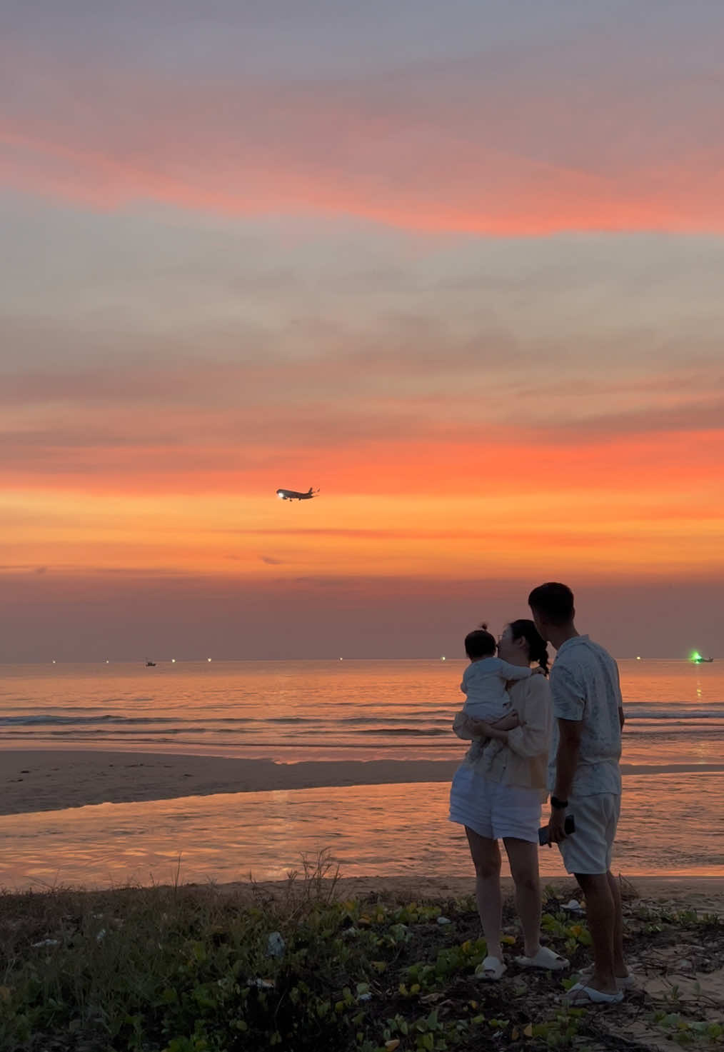 Cùng ngắm hoàng hôn, chợt nhận ra mình đã có một gia đình nhỏ—một điều tưởng chừng xa vời nay lại là hiện thực. Bao nhiêu chuyện đã qua chỉ khiến mình thêm trân trọng và biết ơn những gì đang có.  Chúc mừng Valentine.  #xuhuong #mebimsua #beyeu #sunset #phuquoc 