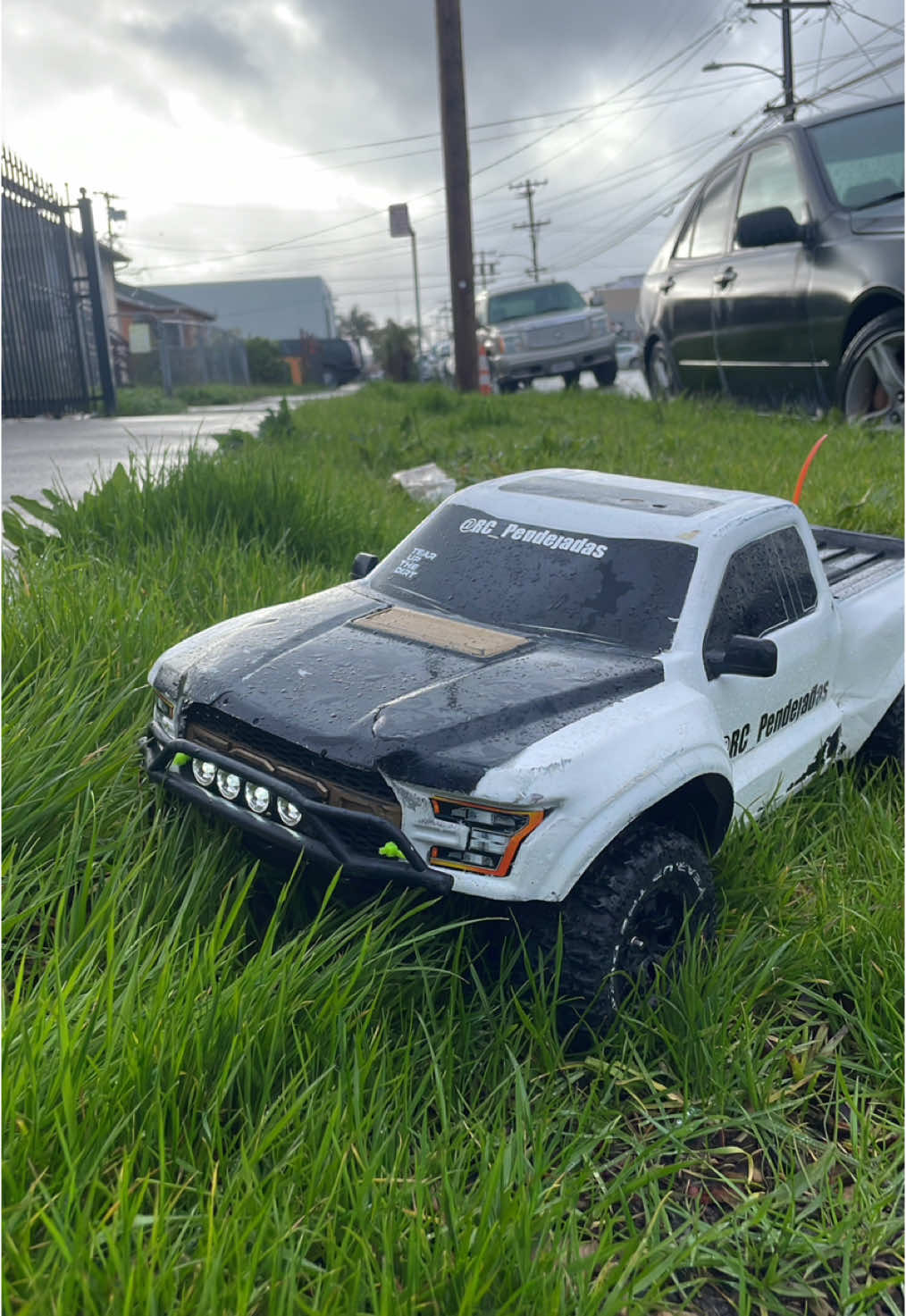 Never give up💪🏻 #rc #truck #ford #nevergiveup #neverbackdownnevergiveup #failtosucceed #rain #wet #rollback #sendit #weoutside #vibes #viralvideo #trending #fyp #fypシ゚viral #foryoupage 