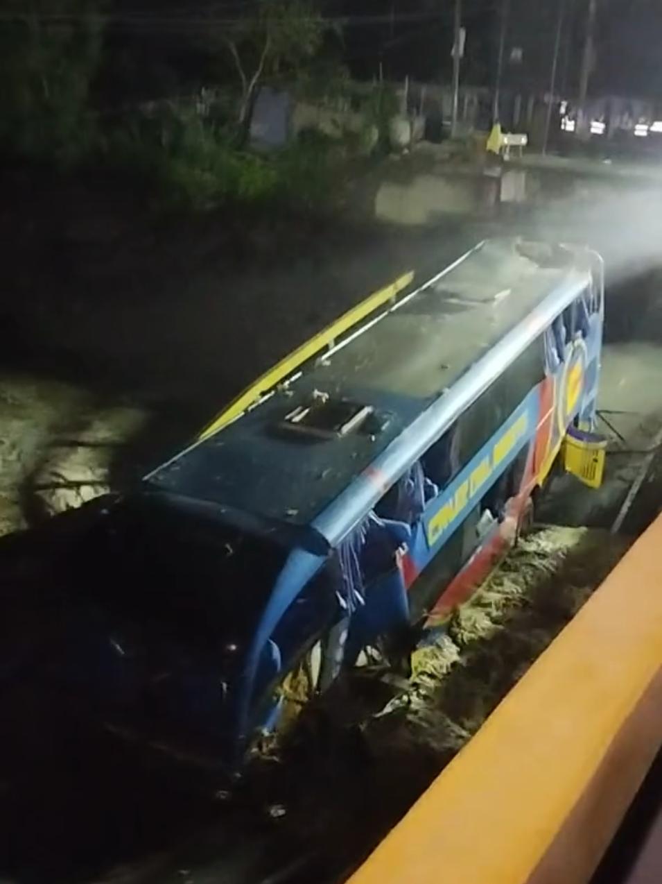 Una parte de la via del puente de Chanchay ha colapsado y ha caído sobre el caudal del rio Chanchay. En el momento de la tragedia un bus interprovincial de la Empresa Cruz del Norte atravesaba está estructura y se fue hacia abajo. Hasta el momento se reportan 2 personas fallecidas, 40 heridos que han sido trasladados a los hospitales de la zona y se espera la llegada de rescatistas para poder ingresar al interior del bus y verificar que no haya más víctimas. Este accidente ocurrió a las 11:45 pm del 13 de Febrero. Según el alcalde del sector indica que este puente no ha recibido el mantenimiento adecuado, que solo le hicieron el cambio de capa  asfaltica y pintado de señaléticas, esto en el marco de la inauguración del Puerto de Chanchay.  #accidente #transito #panamericananorte #nortechico #chancay #chancayperu #transporte #lima #peru🇵🇪 