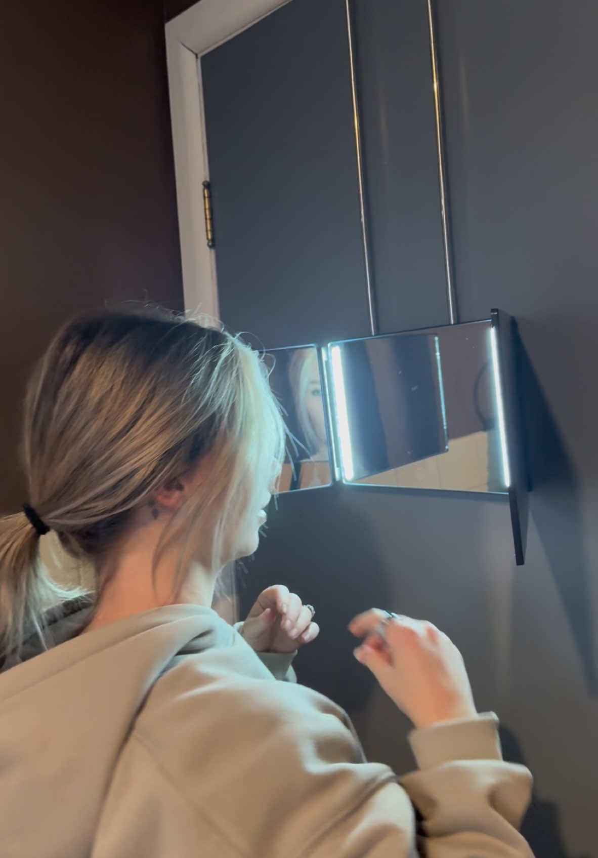 3 way adjustable mirror YESSSSSSS!! #adjustablemirror #3waymirror #overthedoormirror #ledmirror #leddoormirror #led3waymirror #easystyles #easyshaving #shavinghacks #shavingyourface #shavingyourhead #razors 