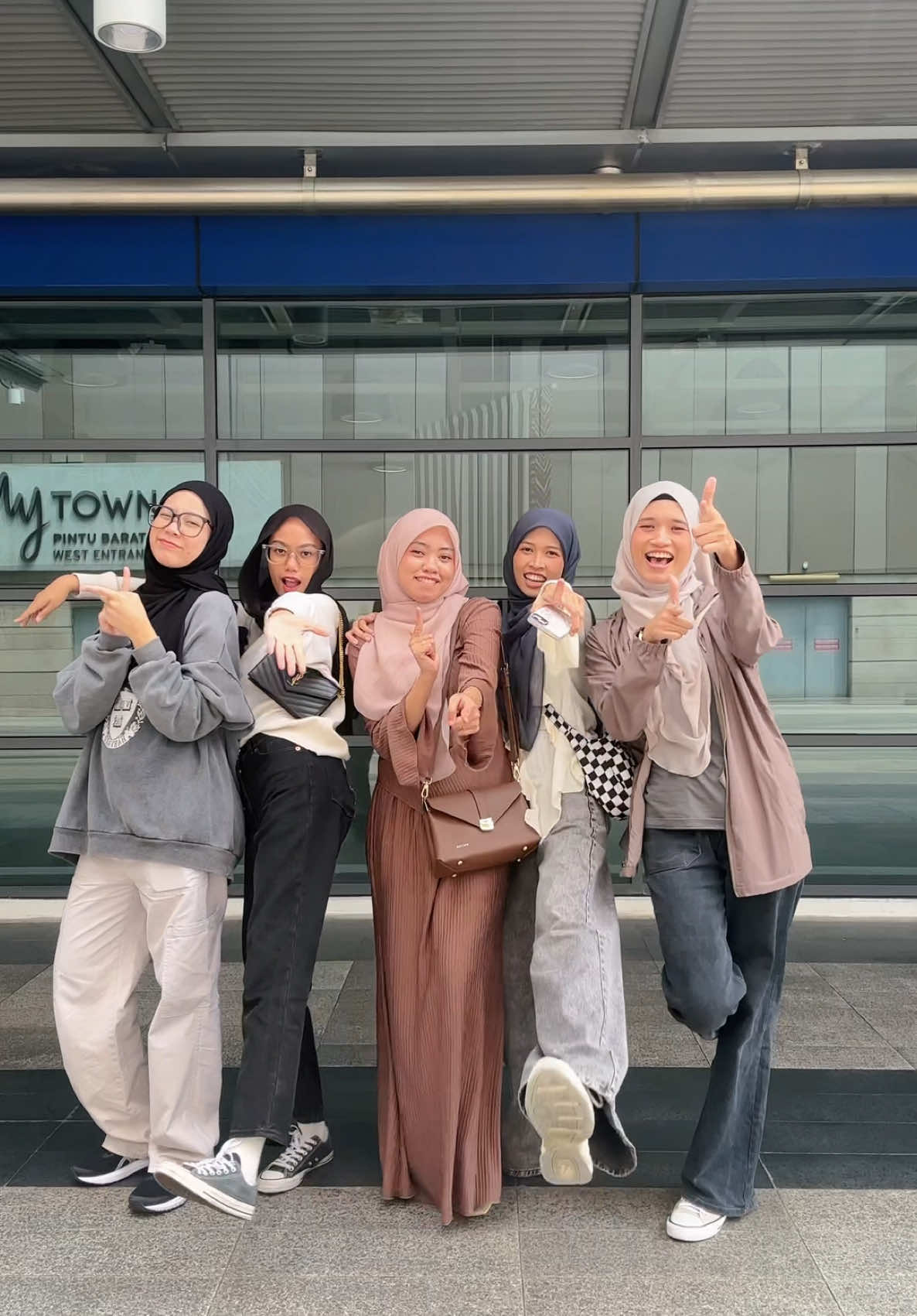 Replying to @Cikgu Yasmin Jumpa utk lepas rindu je. Takde comeback pun hiks #medgirlies 